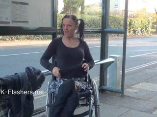 Paraprincess tootma õhk ekstsismism ja vilkuv wheelchair constrained võrgutaja demonstrating ära splendid tissid ja trimmitud vulva sisse avalik