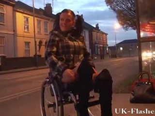 Leah kapriis vilkuv tussu sisse avalik pärit tema wheelchair koos handicapped engli