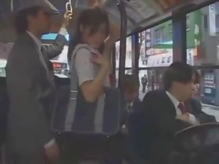 الآسيوية في سن المراهقة ابنة متلمس في حافلة بواسطة مجموعة