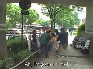 Subtitruota japoniškas av žvaigždė stripped nuogas į viešumas