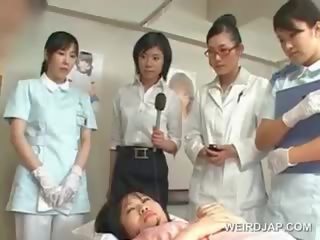 Azijietiškas brunetė mergaitė pučia plaukuotas peter į as ligoninė