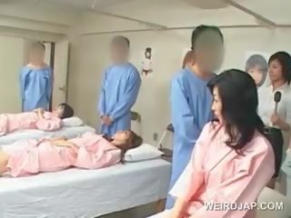 Aziatisch brunette damsel klappen harig schacht bij de ziekenhuis