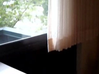 Amaterke žena utripa v na hotel okno