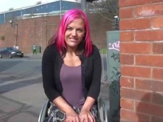Wheelchair gebonden leah gril in uk knipperende en openlucht naaktheid