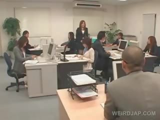 Japānieši divinity izpaužas roped līdz viņai birojs krēsls un fucked