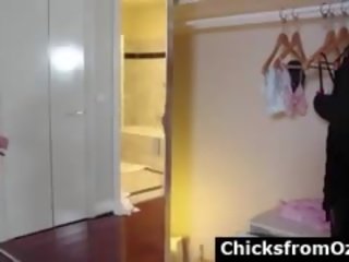 Nackt australisches amateur masturbiert im spiegel mit dildo