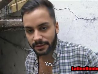 Bearded heterosexual latino como sin cortar rabo