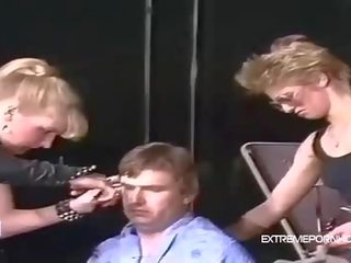 Um bizarro dominação feminina corte de cabelo