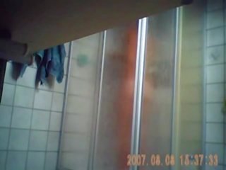 Ma jeune ado sœur en la douche (partie #1) - stickycams.net