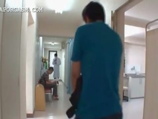Japonesa mamalhuda enfermeira a chupar pénis em trabalho