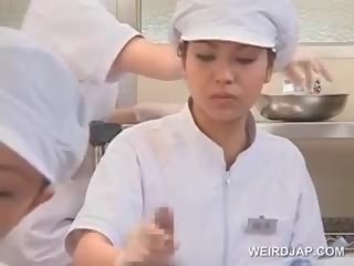 Adolescente asiática enfermeras frotamiento ejes para esperma médico examen