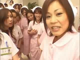 Asiatiskapojke sjuksköterskor njuta vuxen film på topp