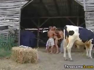 19 jaar oud genieten een trio in een barn