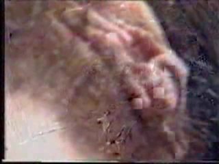Passionné roumain doigtage son poilu chatte en une voiture film
