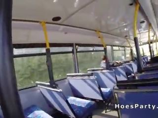 Amateur sletten delen prik in de publiek bus
